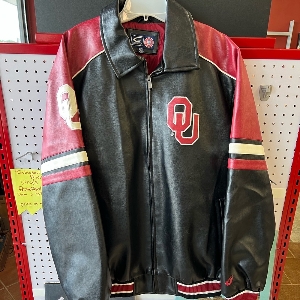 OFFICIAL OKLAHOMA UNIVERSITY COLLEGE JACKET
BRAND G-III BY CARL BANKS Size XL-XT